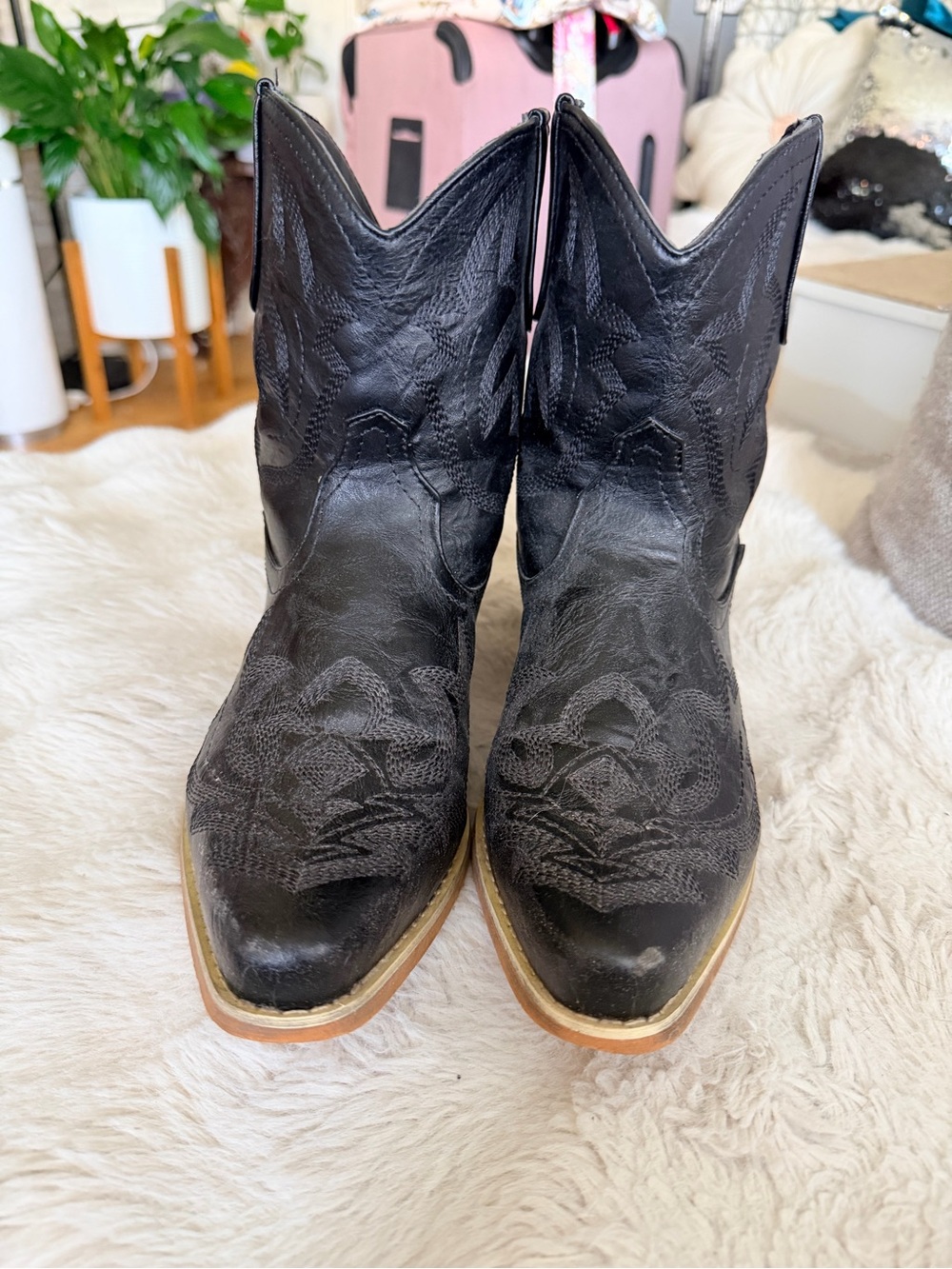 Womenās Black Western Ankle Cowboy Boots - Stylish Embroidered Leather